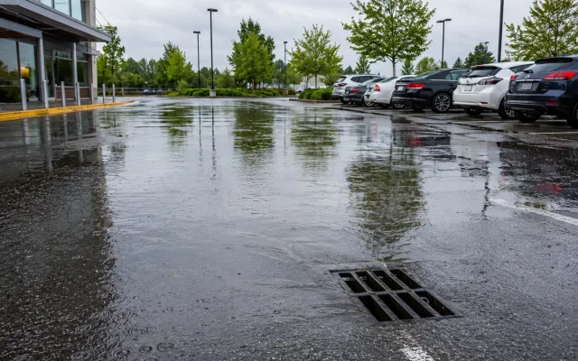 Вода на парковке: почему скапливается и как устранить
